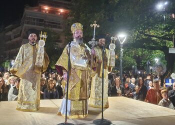 Αγρίνιο: Πλήθος συμμετέχει με κατάνυξη στις περιφορές των Επιταφίων