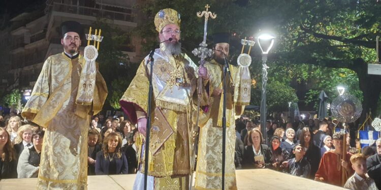 Αγρίνιο: Πλήθος συμμετέχει με κατάνυξη στις περιφορές των Επιταφίων