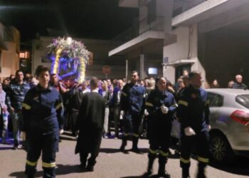 Άγημα Εθελοντών Πυροσβεστών και Άγημα Μικρασιατών  στην περιφορά του Επιταφίου στην Αγία Παρασκευή Αγρινίου.