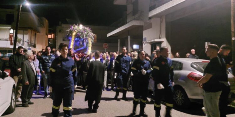 Άγημα Εθελοντών Πυροσβεστών και Άγημα Μικρασιατών στην περιφορά του Επιταφίου στην Αγία Παρασκευή Αγρινίου.