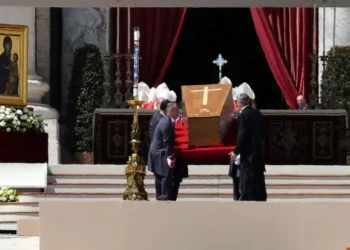 Στην αιωνιότητα πέρασε ο πάπας Φραγκίσκος – 400.000 πιστοί αποχαιρέτισαν τον «Πάπα των Φτωχών»