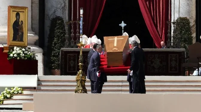 Στην αιωνιότητα πέρασε ο πάπας Φραγκίσκος – 400.000 πιστοί αποχαιρέτισαν τον «Πάπα των Φτωχών»