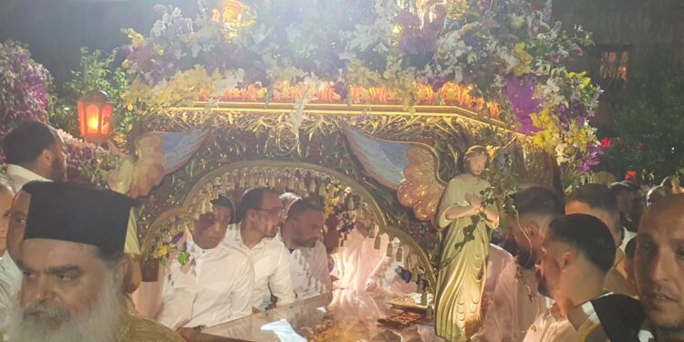 Αγρίνιο: Πλήθος συμμετέχει με κατάνυξη στις περιφορές των Επιταφίων