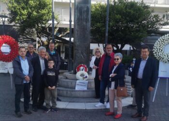 Στεφάνι στο μνημείο των τριών απαγχονισθέντων πατριωτών, την Μ.Παρασκευή του 1944, στην πλατεία Δημοκρατίας Αγρινίου από το  “ΚΙΝΉΜΑ  ΔΗΜΟΚΡΑΤΊΑΣ” Αιτωλ/νίας