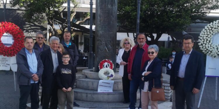 Στεφάνι στο μνημείο των τριών απαγχονισθέντων πατριωτών, την Μ.Παρασκευή του 1944, στην πλατεία Δημοκρατίας Αγρινίου από το “ΚΙΝΉΜΑ ΔΗΜΟΚΡΑΤΊΑΣ” Αιτωλ/νίας