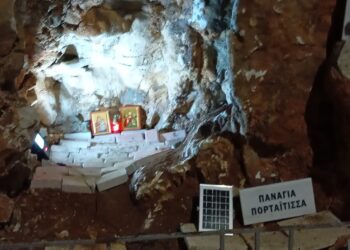 Αμφιλοχία: Ιερόσυλοι, έκλεψαν ηλιακό φωτιστικό από εικονοστάσι