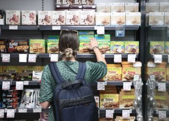 Σήμερα η απόφαση για το πλαφόν στο μικτό περιθώριο κέρδους των επιχειρήσεων για καταναλωτικά προϊόντα και καύσιμα