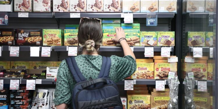 Σήμερα η απόφαση για το πλαφόν στο μικτό περιθώριο κέρδους των επιχειρήσεων για καταναλωτικά προϊόντα και καύσιμα