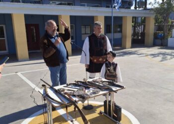 Εκπαιδευτική επίσκεψη μελών του Συλλόγου Πανηγυριστών «Ο Άη Συμιός» στο 14ο Δημοτικό σχολείο και 4ο Νηπιαγωγείο Πατρών στο πλαίσιο του εκπαιδευτικού προγράμματος: «Μπολιάζοντας τη νέα γενιά με το έθιμο και τις τέχνες του Πανηγυριού τ’ Άη Συμιού»