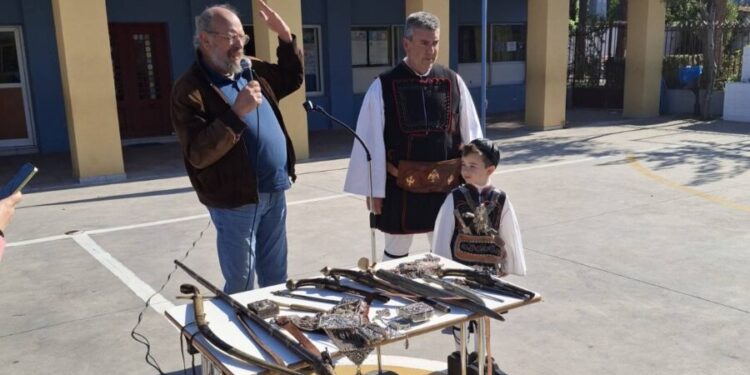 Εκπαιδευτική επίσκεψη μελών του Συλλόγου Πανηγυριστών «Ο Άη Συμιός» στο 14ο Δημοτικό σχολείο και 4ο Νηπιαγωγείο Πατρών στο πλαίσιο του εκπαιδευτικού προγράμματος: «Μπολιάζοντας τη νέα γενιά με το έθιμο και τις τέχνες του Πανηγυριού τ’ Άη Συμιού»