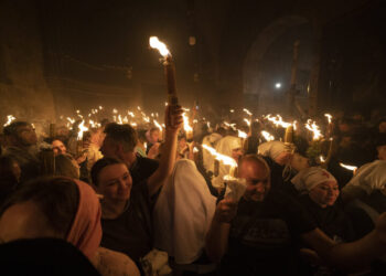 Ιεροσόλυμα: Αφή του Αγίου Φωτός από τον Έλληνα Πατριάρχη – Το μήνυμα της Αναστάσεως σε όλη την Οικουμένη