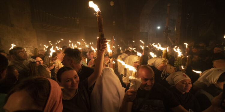 Ιεροσόλυμα: Αφή του Αγίου Φωτός από τον Έλληνα Πατριάρχη – Το μήνυμα της Αναστάσεως σε όλη την Οικουμένη