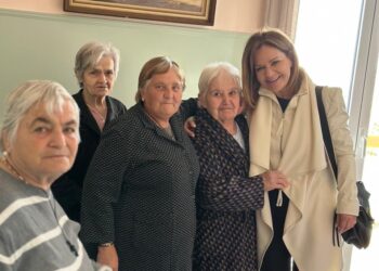 Η Χριστίνα Σταρακά στο γηροκομείο Αγρινίου – «Αυτές τις γιορτινές μέρες δεν πρέπει να ξεχνάμε τους ανθρώπους που μας έφεραν στη ζωή»