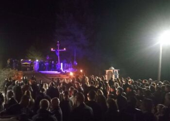 Κλίμα μυσταγωγίας & κατάνυξης στη Σπολάιτα Αγρινίου με τις εκατοντάδες δάδες