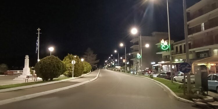 Εγκαταστάθηκαν τα νέα «έξυπνα» φωτιστικά led στην παραλιακή οδό της Αμφιλοχίας 