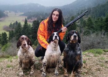 Αγρίνιο: Ούτε ο μπαμπάς της, ούτε ο παππούς της είναι κυνηγοί αλλά για την Παναγιώτα το κυνήγι είναι η ζωή της