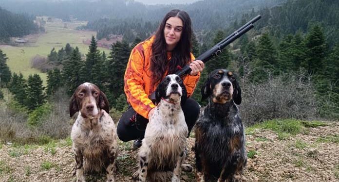 Αγρίνιο: Ούτε ο μπαμπάς της, ούτε ο παππούς της είναι κυνηγοί αλλά για την Παναγιώτα το κυνήγι είναι η ζωή της