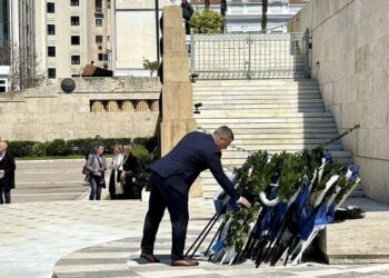 Κατάθεση στεφάνου στο Μνημείο του Αγνώστου Στρατιώτη από τον Δήμαρχο Μεσολογγίου