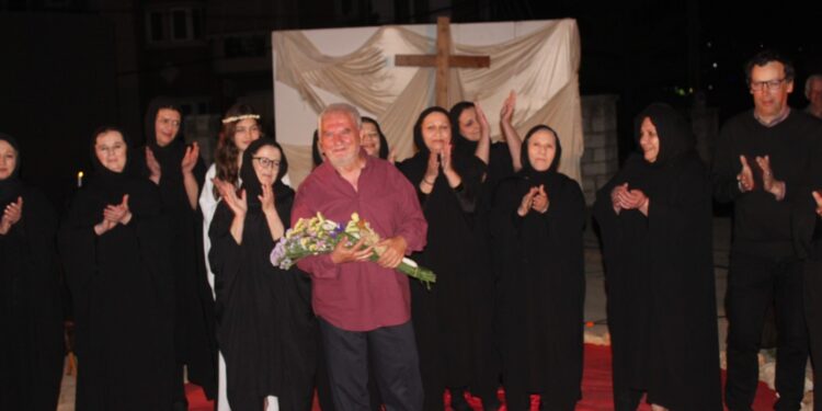 Πλήθος κόσμου στο θεατρικό δρώμενο “Θρήνον συνεκίνει…” στο προαύλιο του Ι.Ν. Αγίου Αθανασίου