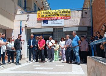 Παράσταση διαμαρτυρίας έξω από το κτίριο της ΔΟΥ Μεσολογγίου παρουσία και εμπόρων