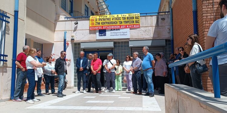 Παράσταση διαμαρτυρίας έξω από το κτίριο της ΔΟΥ Μεσολογγίου παρουσία και εμπόρων