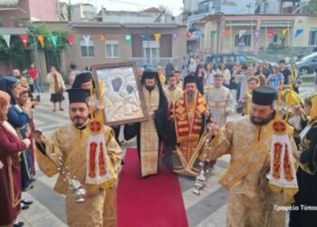 Πλήθος πιστών στην υποδοχή της Ιεράς Εικόνας Παναγίας της Φανερωμένης στο Αγρίνιο