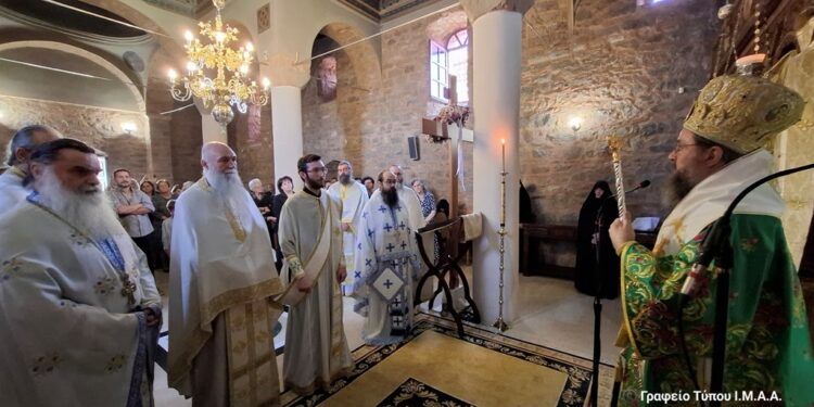 Αγγελόκαστρο: Ο Μητροπολίτης χειροτόνησε στο βαθμό του Πρεσβυτέρου, τον Ιεροδιάκονο Κοσμά Παππά