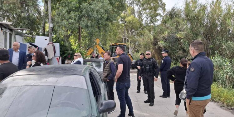 “Κοιτάζουν” προς Αιτωλ/νία οι ρομά που απομακρύνθηκαν από χώρο στην Λευκάδα