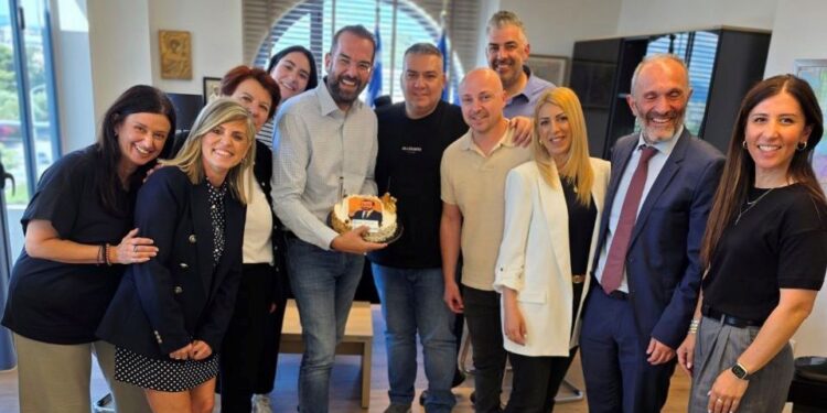 Έκλεψε τις εντυπώσεις η τούρτα του Περιφερειάρχη, η οποία συμβολικά, απεικόνιζε….τον ίδιο!!