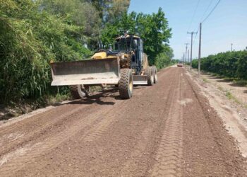 Σε εξέλιξη στα Καλύβια η βελτίωση της αγροτικής οδοποιίας