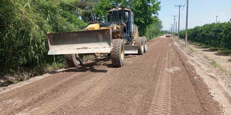 Σε εξέλιξη στα Καλύβια η βελτίωση της αγροτικής οδοποιίας
