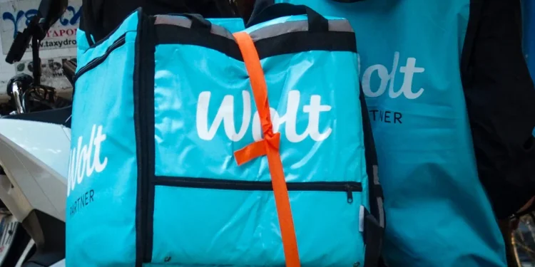 Wolt και ΣΑΔΘ υπογράφουν την πρώτη συλλογική συμφωνία για αυτοαπασχολούμενους διανομείς στην Ελλάδα