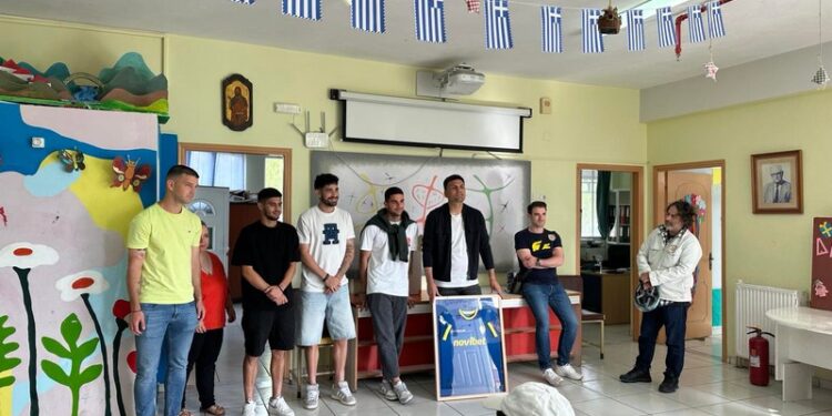 Η ομάδα του Παναιτωλικού στο Δημητρούκειο Ειδικό Δημοτικό Σχολείο Μεσολογγίου