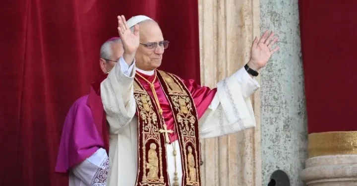 Πάπας Λέων ο 14ος: Ποιος είναι ο νέος ποντίφικας – “Ειρήνη στον κόσμο” το μήνυμά του