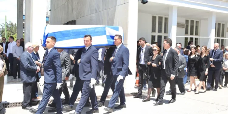 Χρήστος Ροκόφυλλος: Πλήθος κόσμου στο τελευταίο αντίο, παρών ο Μητσοτάκης