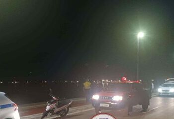 Σοβαρό τροχαίο στην Τουρλίδα / Αυτοκίνητο έπεσε στη θάλασσα (φωτό)