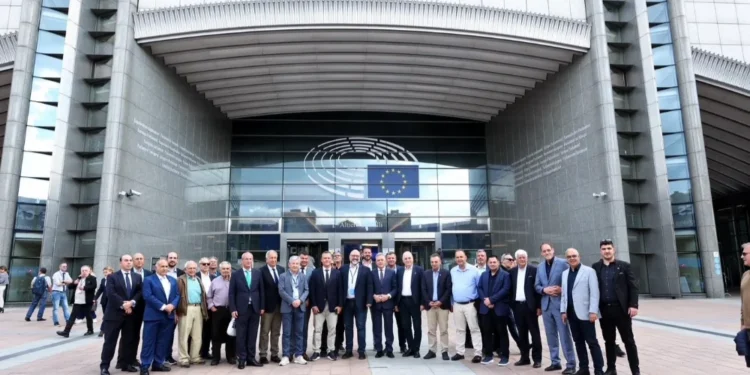 Βρυξέλλες:Δήμαρχοι απομακρυσμένων περιοχών με Ευρωπαίους Επιτρόπους-Μεταξύ αυτών ο Σπ. Κωνσταντάρας