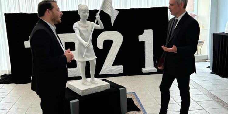 Ο Υφυπουργός Κώστας Καραγκούνης στην έκθεση γλυπτικής του διακεκριμένου γλύπτη Ευάγγελου Τύμπα