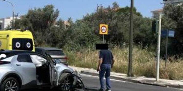 Αγρίνιο: Σφοδρή σύγκρουση στην διασταύρωση Μ.Κατράκη και Πανεπιστημίου(φωτο)