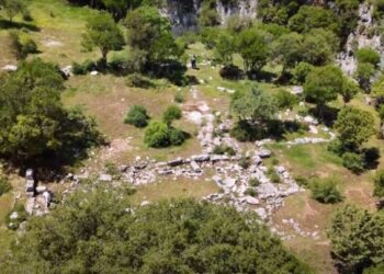 Το αρχαίο άγνωστο Κάστρο και η σπηλιά σε σχήμα προσώπου στο φαράγγι του Αχελώου (βιντεο)