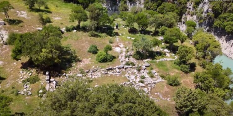 Το αρχαίο άγνωστο Κάστρο και η σπηλιά σε σχήμα προσώπου στο φαράγγι του Αχελώου (βιντεο)