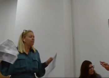 Βόνιτσα: Γυναίκα μπούκαρε στο Δ.Σ και το έκανε «Ροντέο»!!