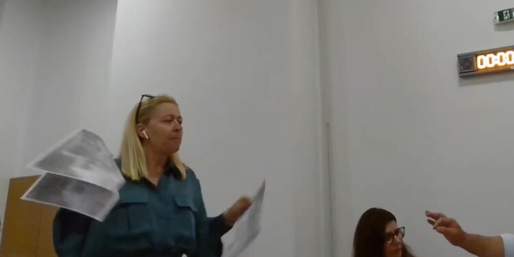 Βόνιτσα: Γυναίκα μπούκαρε στο Δ.Σ και το έκανε «Ροντέο»!! 