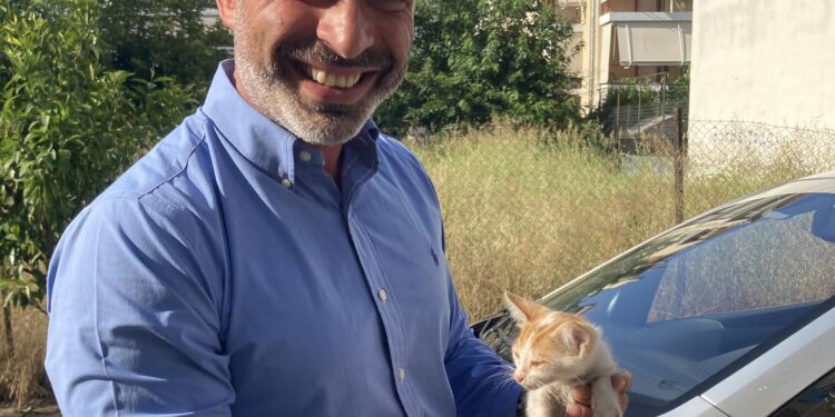 Ο Πάνος Μαρνέζος απεγκλώβισε από μηχανή αυτοκινήτου ένα  γατάκι!
