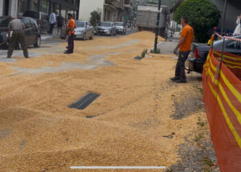 Μεγάλος όγκος καλαμποκιού έπεσε στον δρόμο έξω από το Κέντρο Υγείας Αμφιλοχίας
