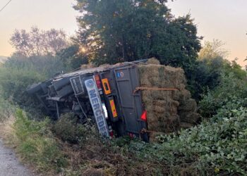 Εκτροπή φορτηγού κοντά στη διασταύρωση του στρατιωτικού αεροδρομίου Αγρινίου