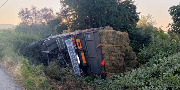 Εκτροπή φορτηγού κοντά στη διασταύρωση του στρατιωτικού αεροδρομίου Αγρινίου
