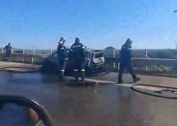 Στις φλόγες όχημα κοντά στο Μεσολόγγι (βίντεο)