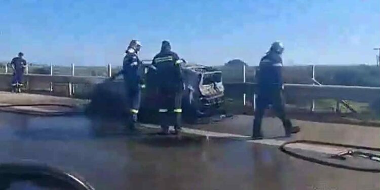 Στις φλόγες όχημα κοντά στο Μεσολόγγι (βίντεο)