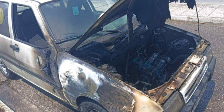 Αγρίνιο: Μεγάλες ζημιές σε όχημα από φωτιά στην αερογέφυρα